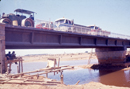 Vista paso de camiones y maquinaria sobre el puente en construccin