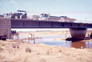 Vista paso de camiones y maquinaria sobre el puente en construccin