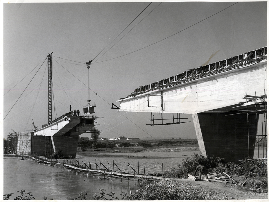 Vista del puente en construccin