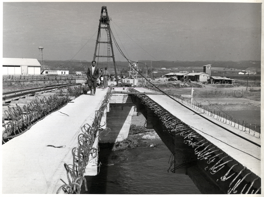 Vista del puente en construccin