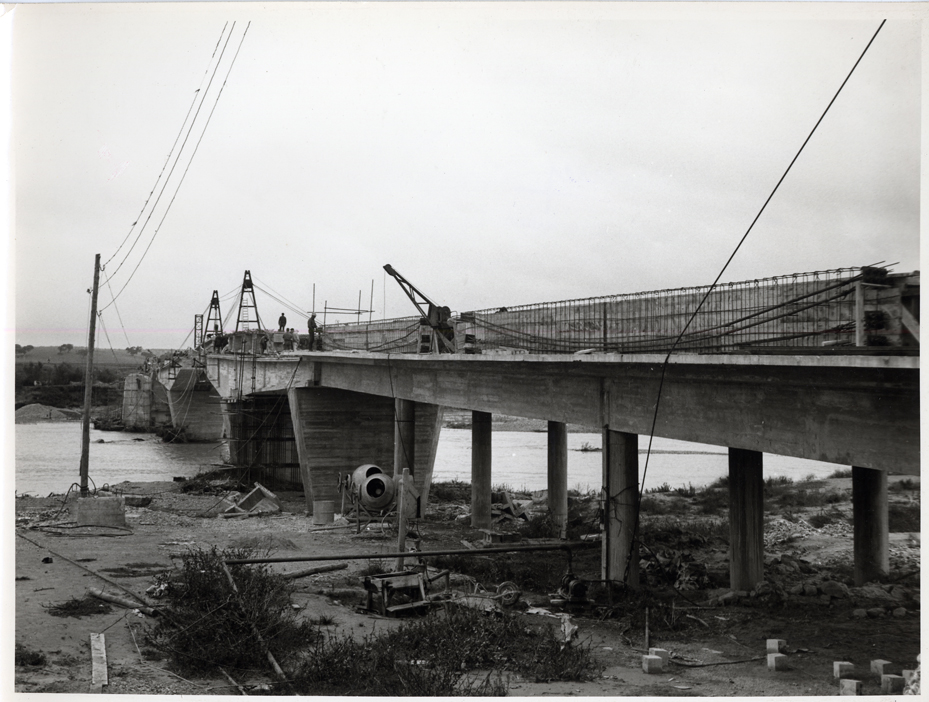 Vista del puente en construccin