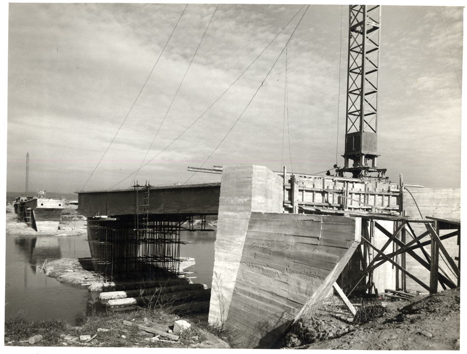 Vista del puente en construccin