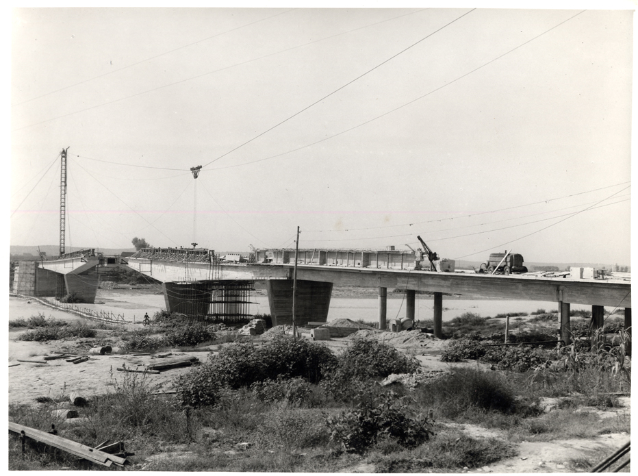 Vista del puente en construccin