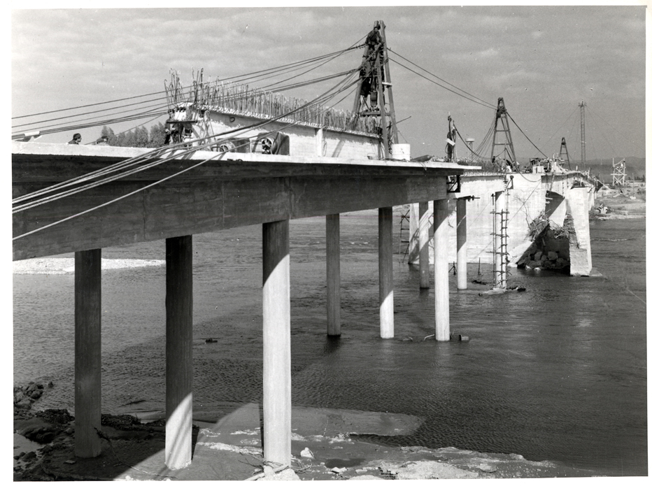 Perspectiva del puente en construccin