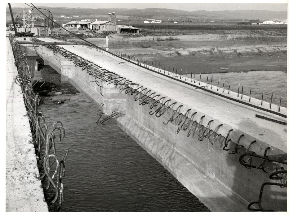 Perspectiva del puente en construccin