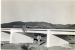 Vista del puente con un hombre sentado en el tablero