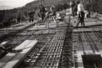 Obreros trabajando en el forjado de la estructura del puente