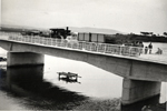 Perspectiva del puente con trnsito de vehculos