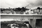 Vista del puente con trnsito de vehculos