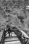 Hombre sentado en la estructura del acueducto en construccin