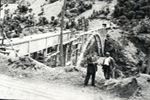 Perpectiva del acueducto en construccin y dos hombres en primer trmino