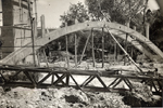 Detalle de estructura de un arco apoyada en el suelo