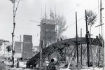 Obreros trabajando sobre una de las estructuras de un arco