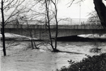 Vista del puente con la crecida del ro