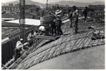 Detalle de construccin, obreros trabajando en el techado de la escuela