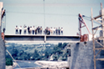 Vista grupo de personas sobre el puente