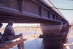 Perspectiva del puente y obreros en primer plano