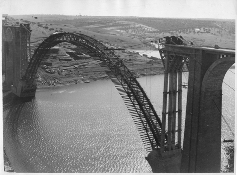 [Vista de la estructura del arco del viaducto del Esla]